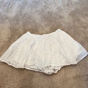 Linen flurry shorts with a shorts lining in them